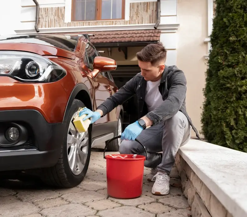 Lavage auto à domicile Saint-Santin-de-Maurs : professionnel intervenant sur un véhicule